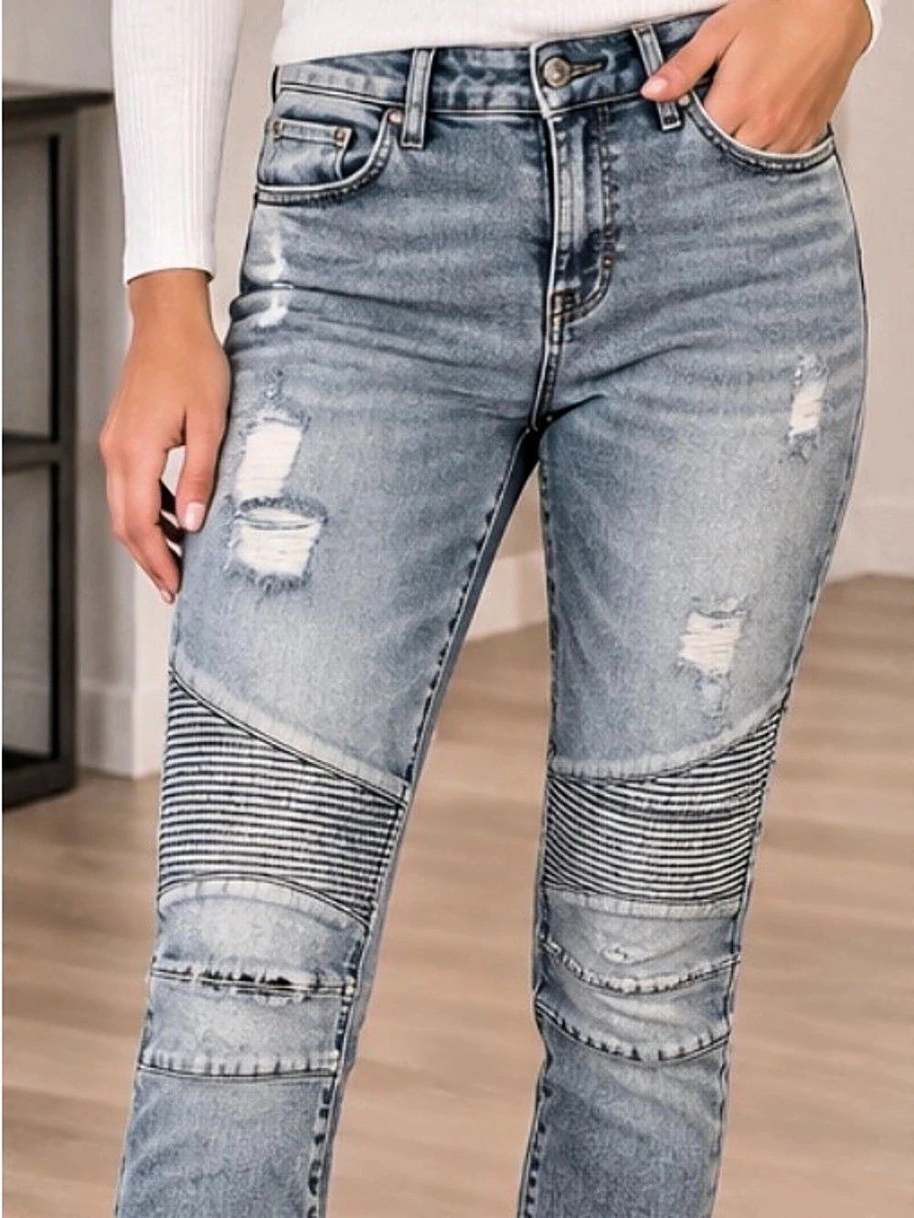 17” wDistressed Skinny Jeans in Blue